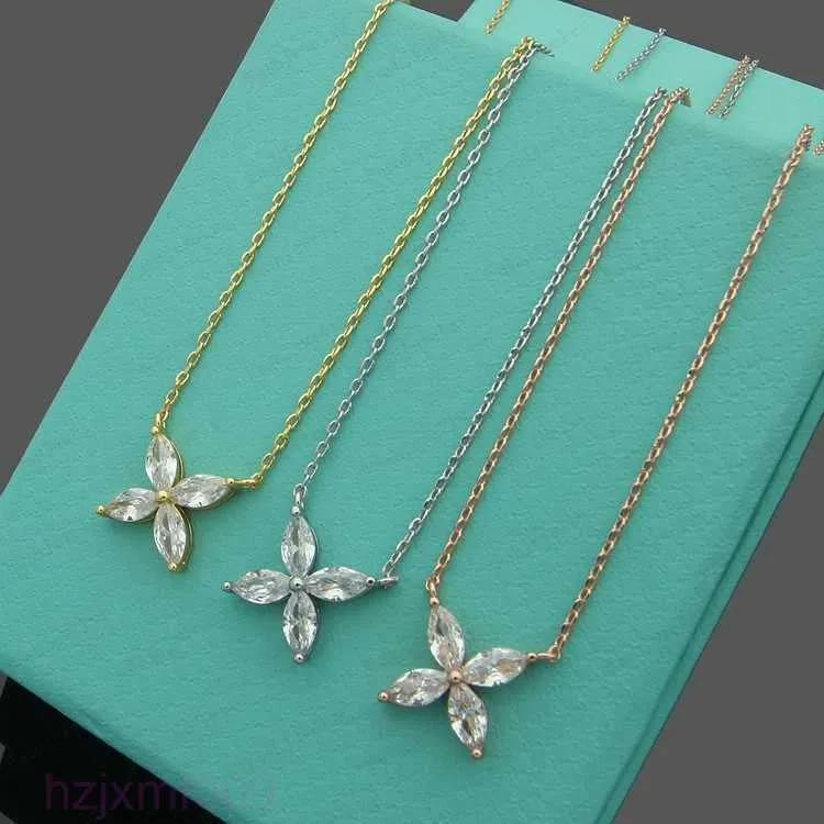 1r40 Pendant Necklaces Designer Knotted Necklace with Diamonds Female Stainless Steel Couple Gold Chain Single Pearl Luxury Jewelry Gift Girlfriend