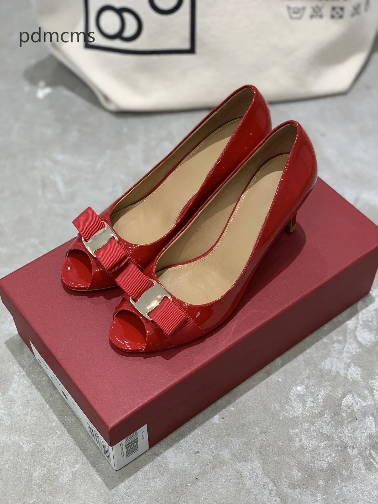 Charmant design de dents exposées, talons hauts à la mode, chaussures en cuir laqué pour femmes 34-40