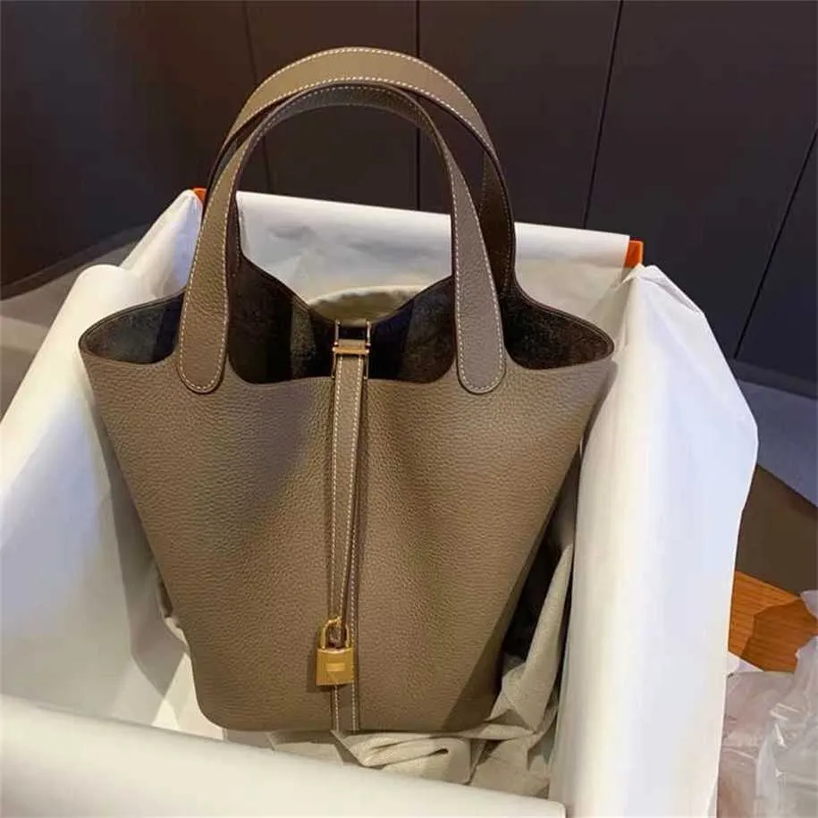 Liten 2023 New Chaocai Basket Women's Soft Litchi Pattern Water Bucket Bag Handheld Mother 70% RABATT Online Sale 7889