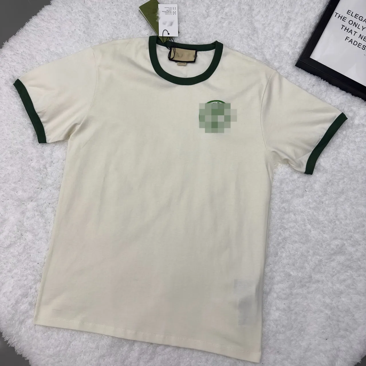 Camiseta de manga curta bordada pequena com gola verde versão alta