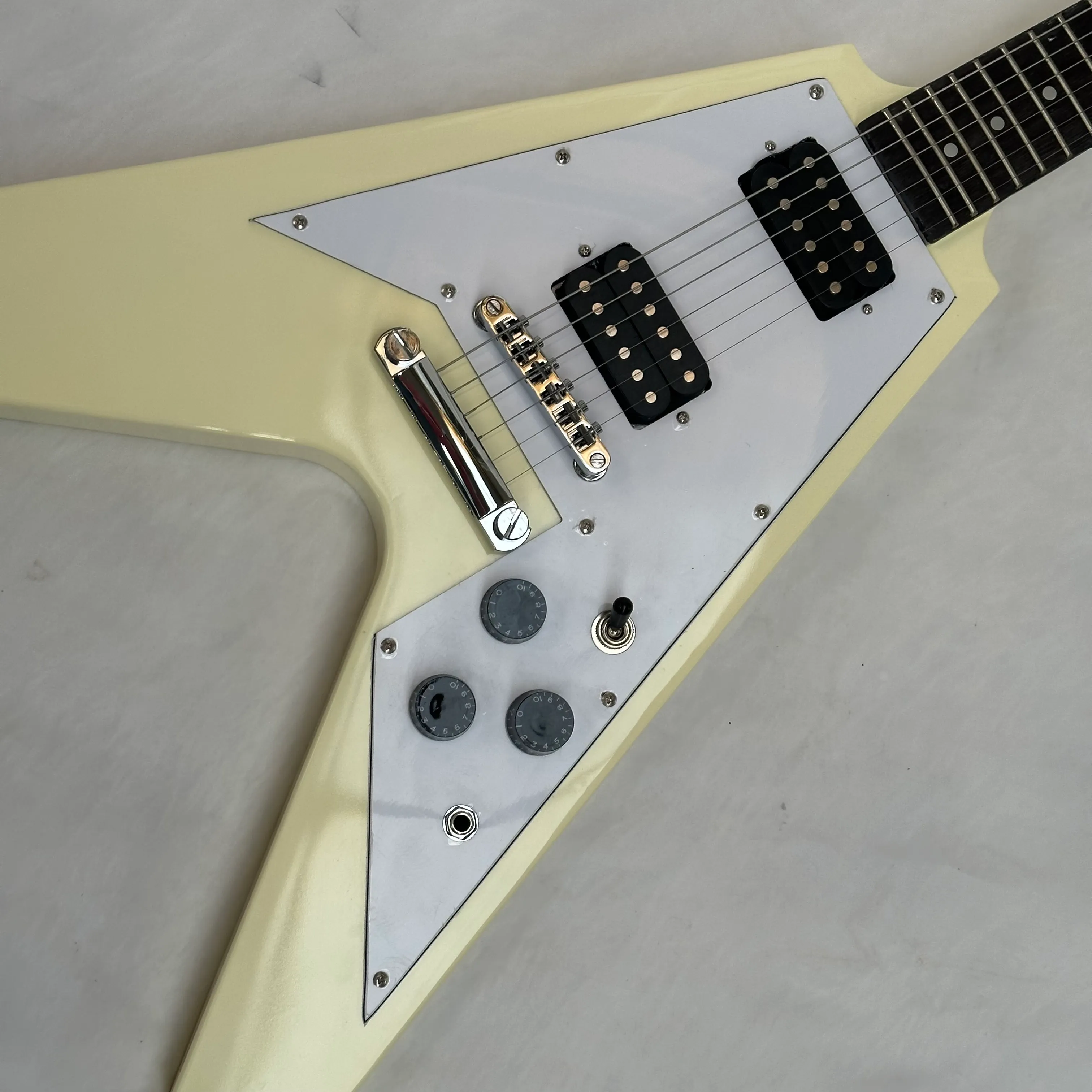 V Chitarra elettrica colore giallo Gsn marca battipenna bianco Nave libera