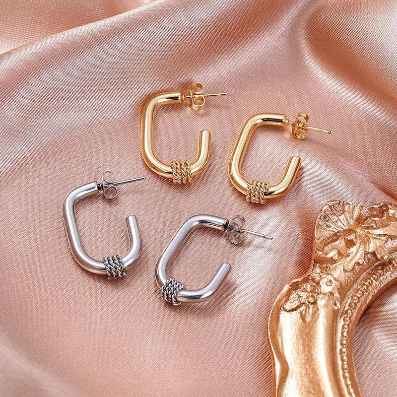 Orecchini a bottone 1 paio di anelli a C solidi Accessori per orecchie di lusso leggeri in acciaio al titanio placcato oro 18 carati di alta qualità
