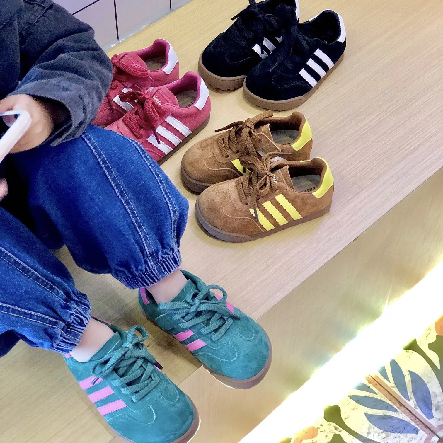 2024 Spring Girls Stripe Sneakers Kids Lace-Up Breattable Casual Shoes Children All-Matching Bekväma Läder Sportskor Z6806