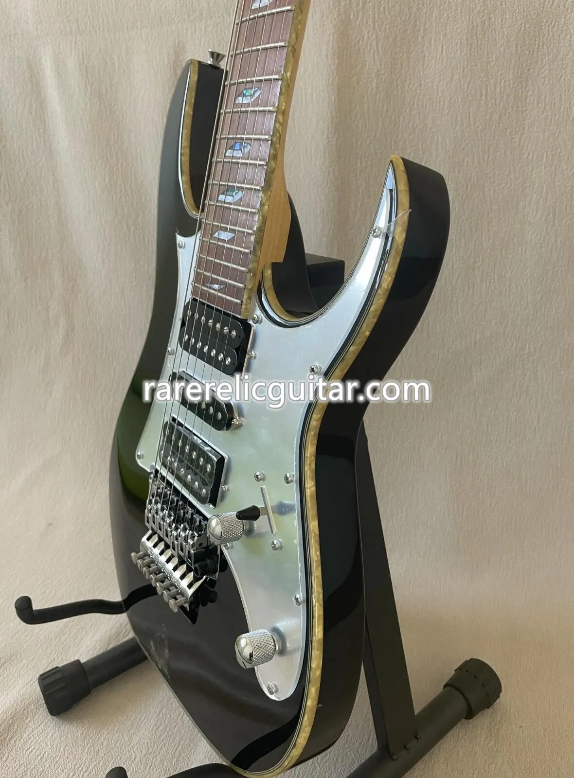 Seltene UV777 Universum Vai 7 Saiten Schwarze E -Gitarre Floyd Rose Tremolo Abalone Verschwinden Pyramide Inlay HSH Pickups Spiegel Pickguard Perlenkörperbindung