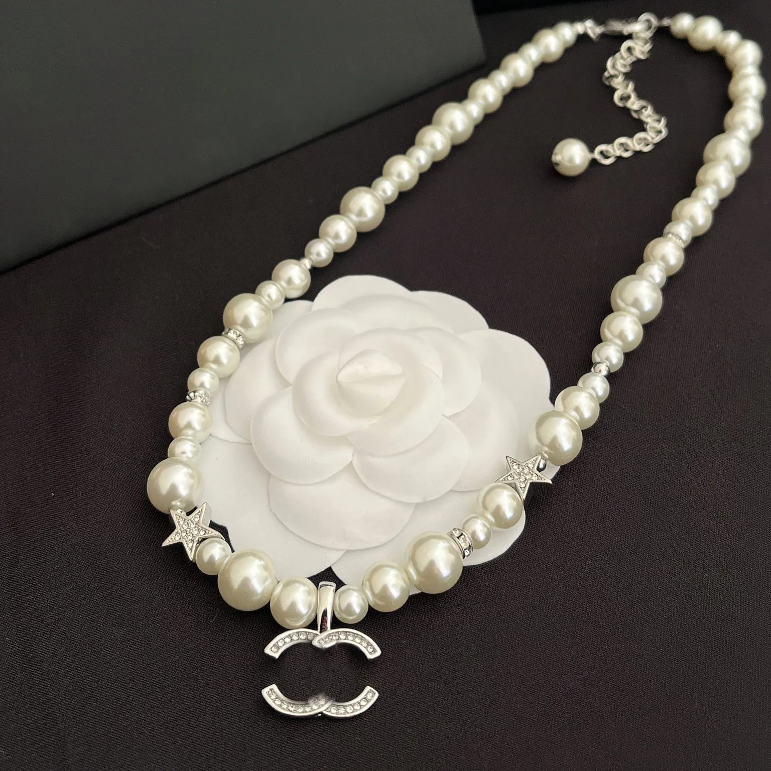 Collana con ciondolo di lusso Catena Moda Donna Designer Marchio Lettera Collane Argento placcato Acciaio inossidabile Cristallo Imitazione Perla Gioielli da sposa Regali d'amore