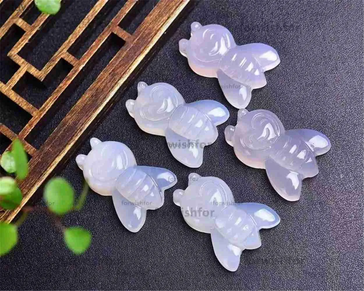 Arts and Crafts Natural Chalcedony Carving Cute Bee Animal Stone Handicraft Small Ornaments Home Decoration Holiday Gift Meaning Good Luck YQ240119