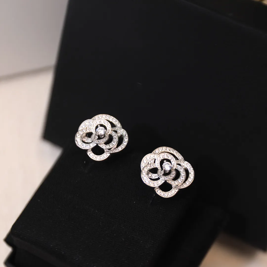 Designer Luxury Silver Needle Earring French Brands Classic Hollow Camellia Flower Inlaided Rhinestone V-Gold Material Women Charm Sweet Jewel Girl Exquisite Gift