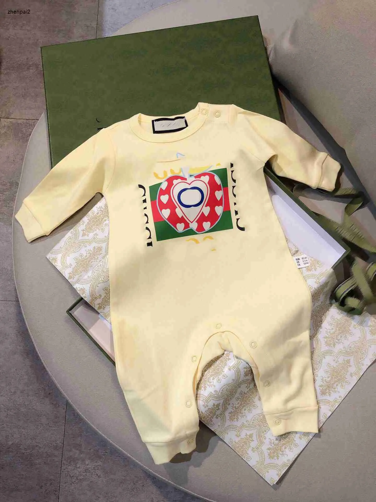 Luxuriöse Baby-Overalls, farbiger Logo-Print, Baumwolle, Jungen- und Mädchen-Body, Größe 52–90, langärmeliger Krabbelanzug für Neugeborene, 20. Januar