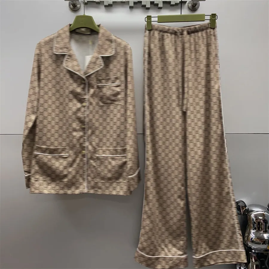 Roupa de sono masculina Pama Conjunto de roupas clássicas de seda clássicas leves Letra de camisa de mangas impressa e calça longa e longa