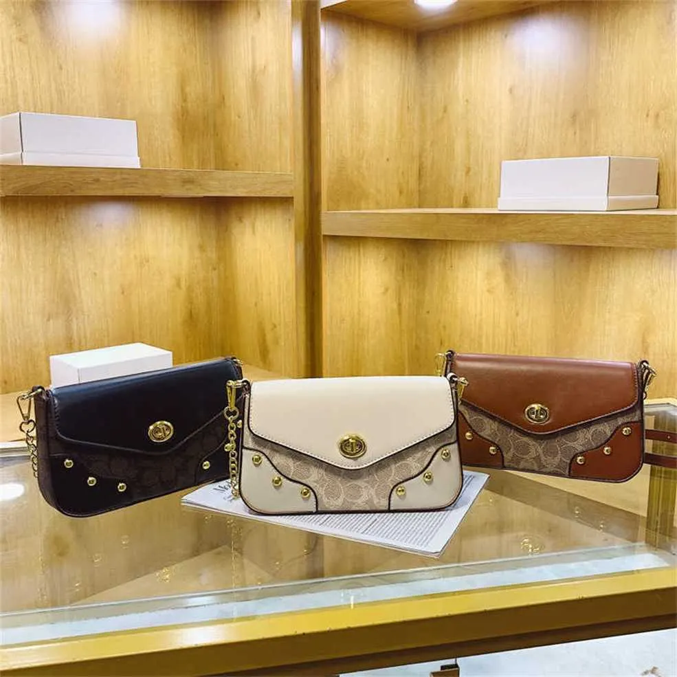 Western Style Women's 2023 Yeni Moda Küçük Kare Sürüm Perçin Omuz Doku Donanım Crossbody Çanta Çanta Fabrikası Online% 70 Satış