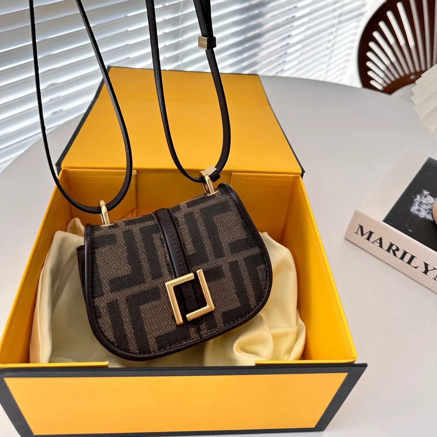 Luxury Designer Brand Mini Women Crossbody Bag Classic And Famous Black Gold Double Letter Magnetic Buckle Bags High Quality Leather Lady Wallet