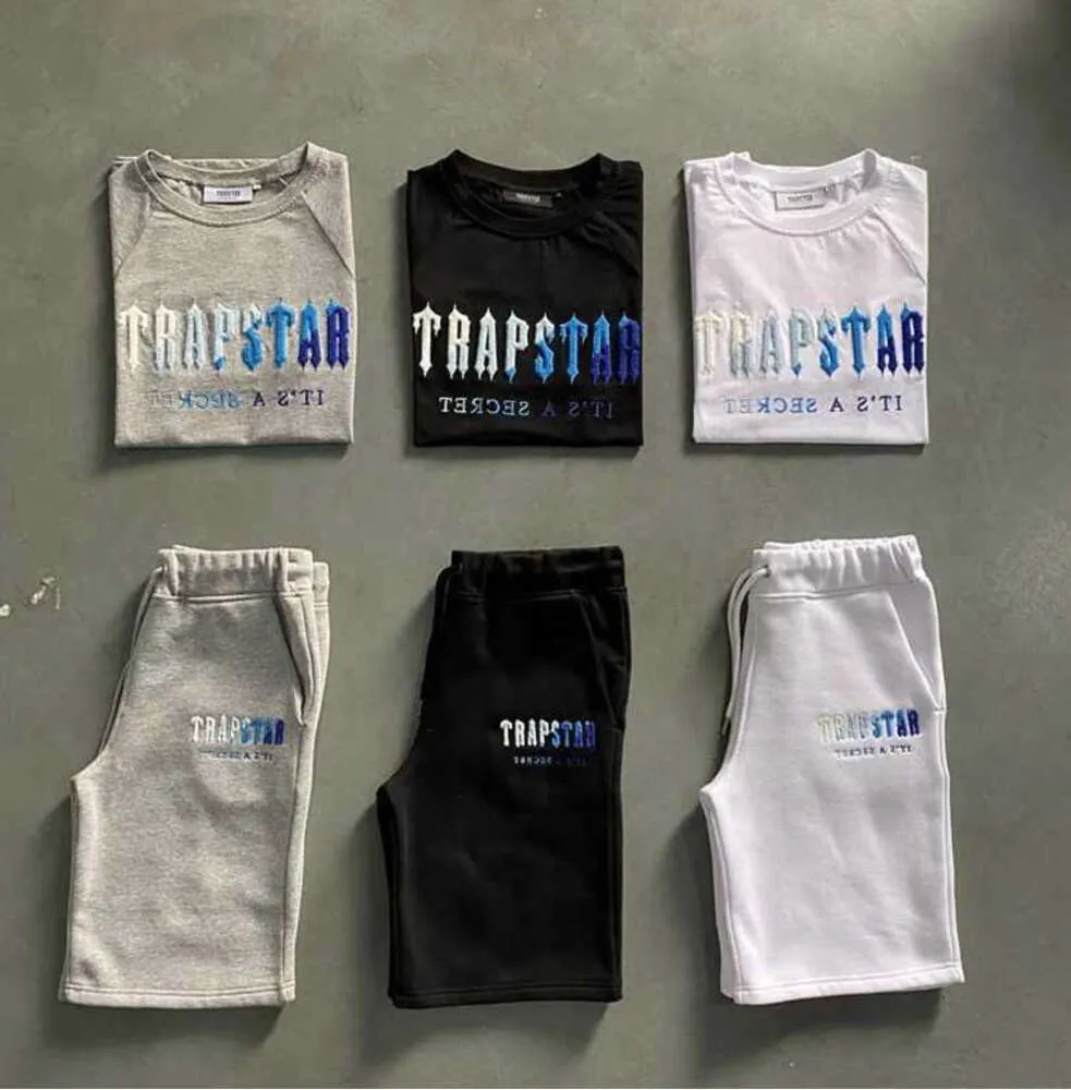 Herr Trapstar T -shirt Set Letter broderad spårdräkt Kort ärm Plush Shorts Avancerad design 93onkl