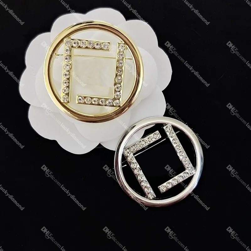 Broche Alphabet en diamant pour femme, Broche de marque de styliste pour pull de fête, accessoires de bijoux de luxe