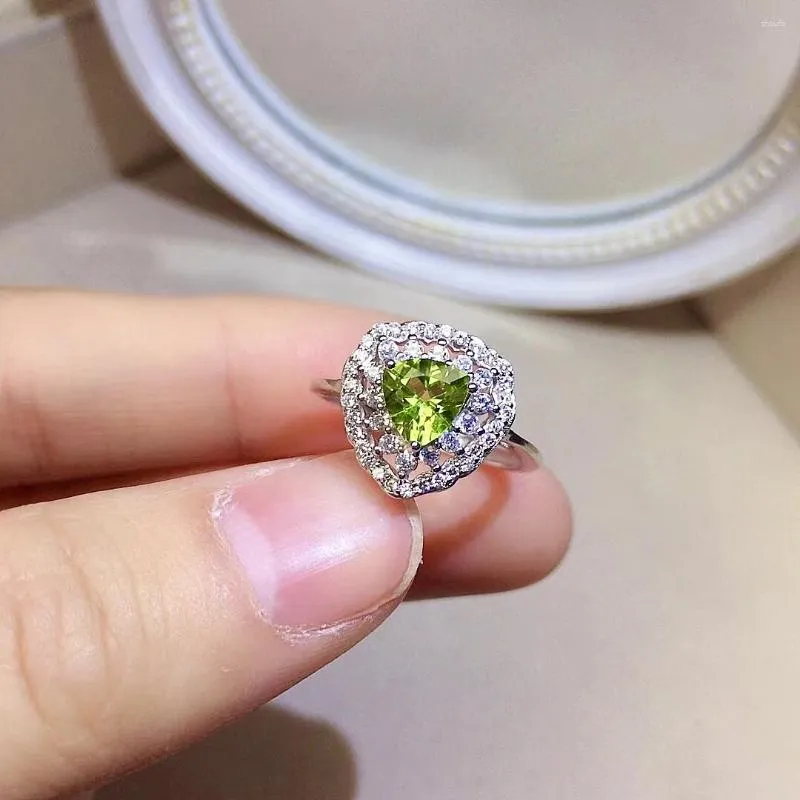 Pierścienie klastra Olśniewające srebrny pierścień kamienia szlachetnego 6 mm 0,6 cart VVS Grade Natural Peridot Fashion 925 Biżuteria