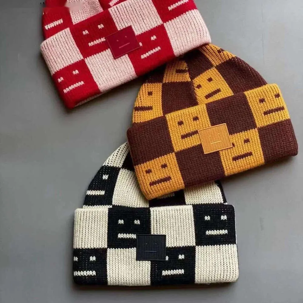 2024 Autunno Inverno Nuova nicchia svedese AC Scacchiera Smiley Face Cappello di lana per uomo e donna Berretto senza tesa lavorato a maglia