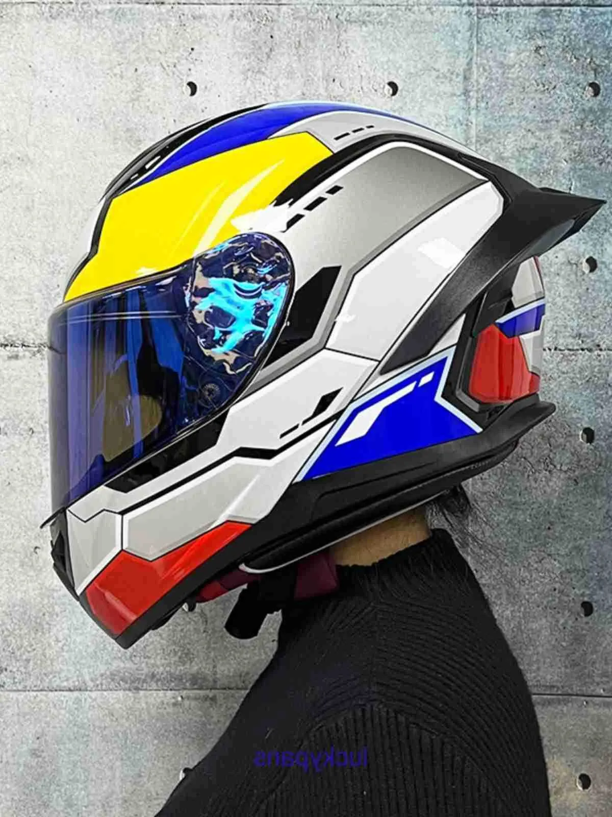 AGV Nowy krajowy standardowy certyfikat AGV3C Motocykl Kask Męskie i kobiety pełne hełmy Winter Bluetooth Four Seasons Big Tail Wing JW2F