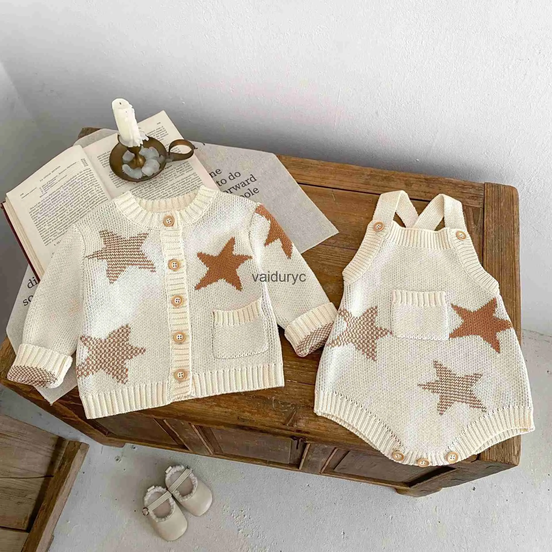 Ensembles de vêtements 2024 Spring New Baby Girl Star Pattern Set Tricoted Set Infant Sans manche BodySuit de poche + Cardigan Coat 2pcs Suit Toddler Outfits H240508