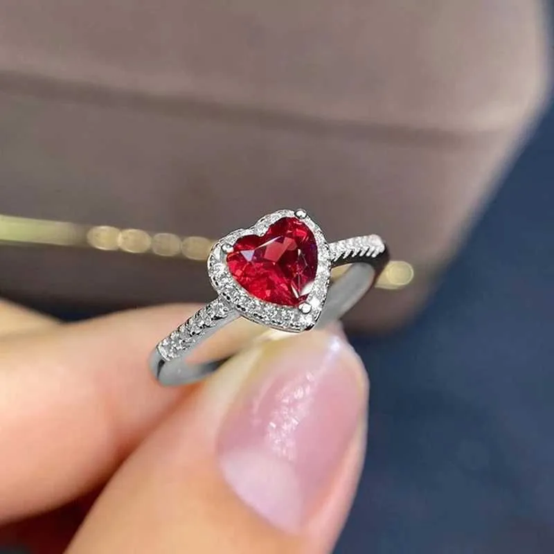 Кольцо группы простой классическое обручальное кольцо в форме серебряного сердца для женщин с белым красным каменным камнем инкрустированным изысканным модным украшениями свадебный подарок J240429
