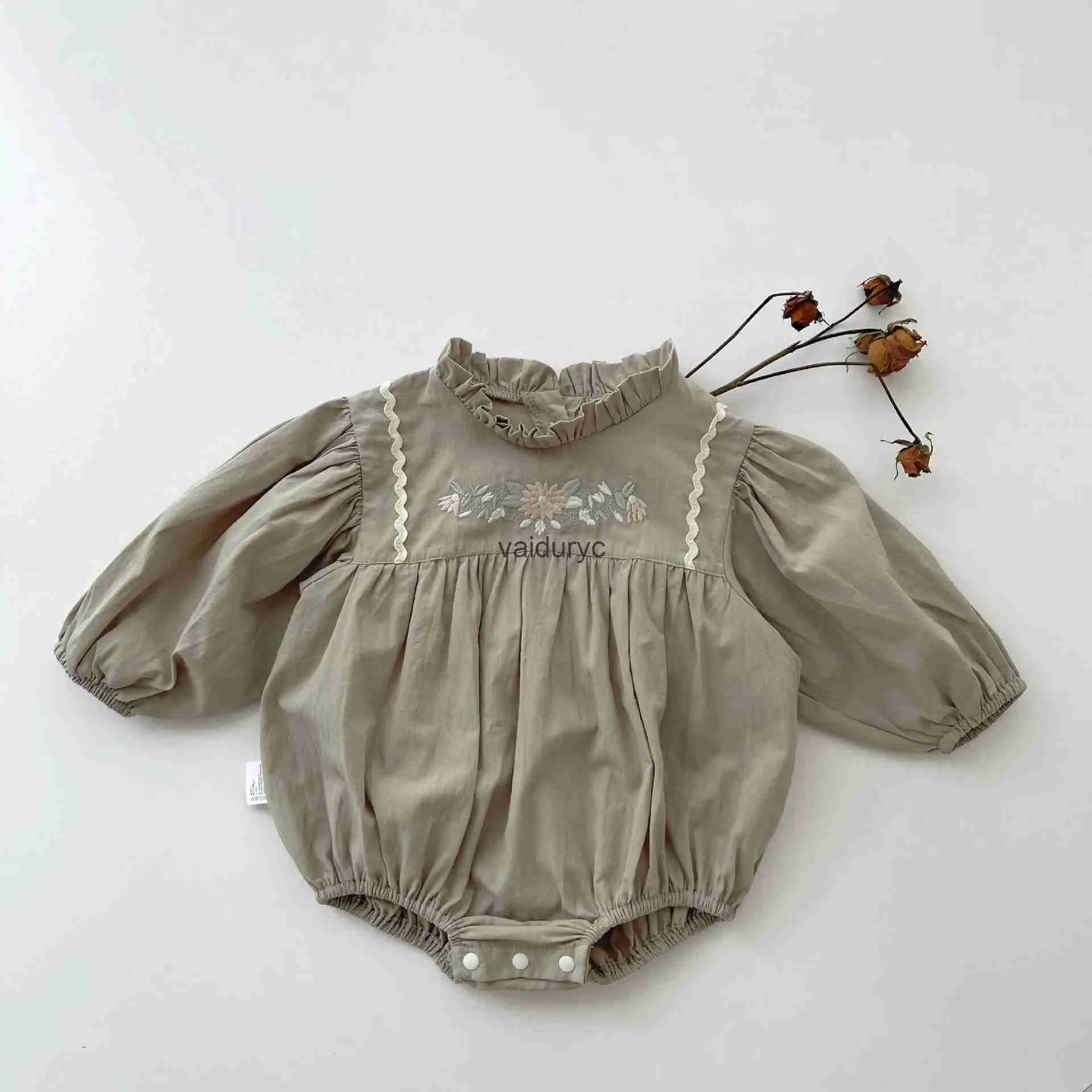 ROMPERS 2023 Herbstes neues Baby Langarm BodySuit Kind -Kind Vintage Blume gesticktes Spitzenkragen Jumpsuit Baumwolle Baby Kleidung H240508