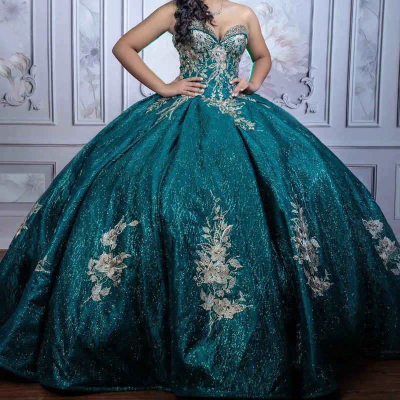 Luxury Emerald Green Sweetheart Ball Gown Quinceanera Dress for Girls Gold Applques Pärlor Lace Up Back Birthday Party Gowns Prom Dresses