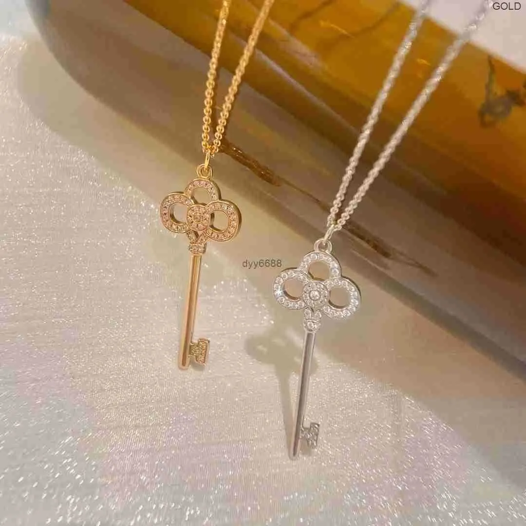 T Necklaces Pendan v Gold Family Hear Crown Key Necklace Collar Chain Versa Ile Womens Swea Er Simple Fashion Ligh Luxury Fs5k