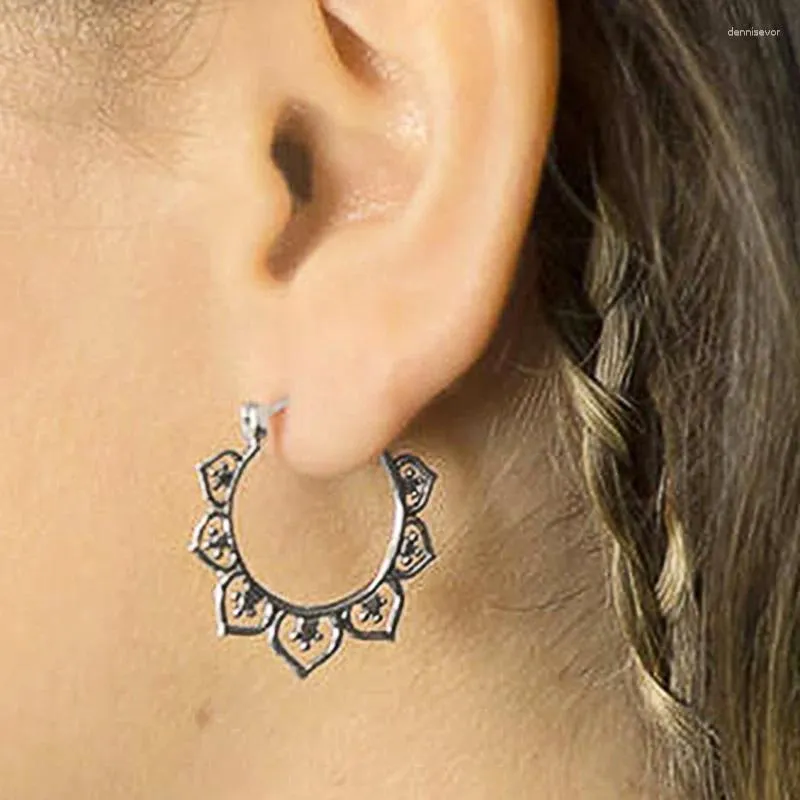 Huitan – boucles d'oreilles Style bohémien pour femmes, cerceau en métal couleur argent en forme de fleur, fantaisie, usage quotidien, bijoux féminins de vocation