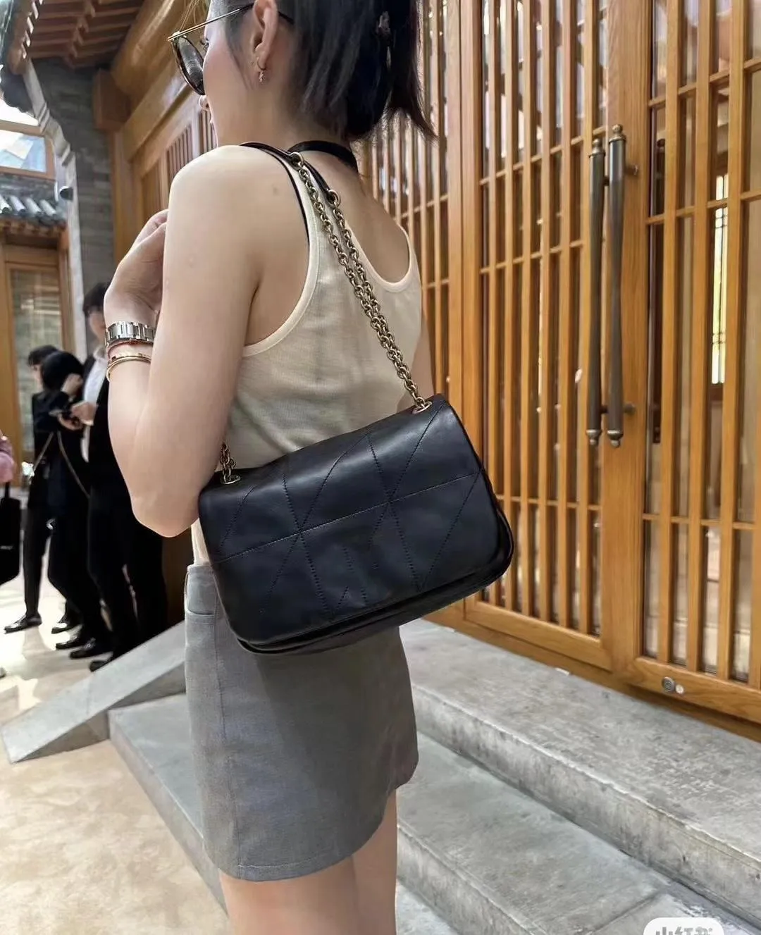 10A 디자이너 가방 삼각형 다이아몬드 스티칭과 양가죽 재료 금속 사슬 2 크기를 가진 여성 어깨 가방