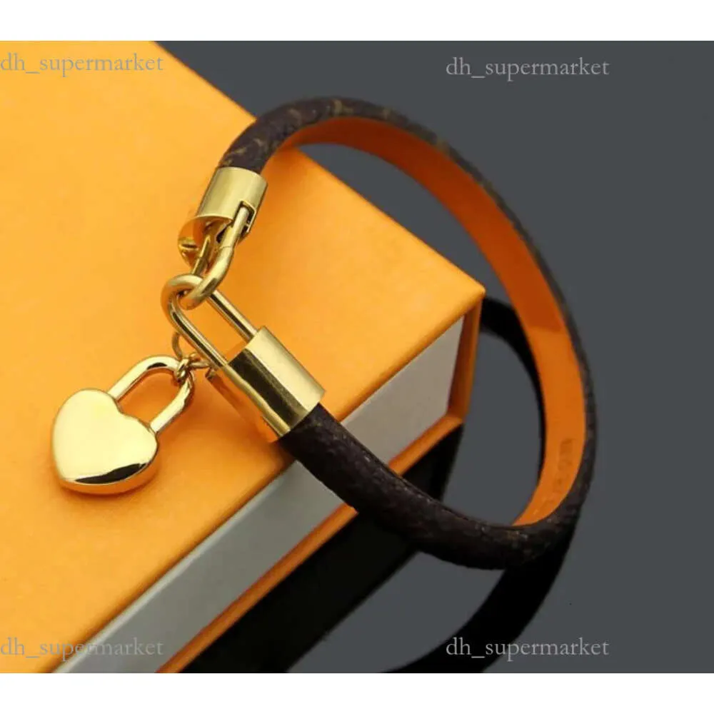Nytt mode l Leather L Märke V -armband för män Kvinna Designers armband läder blommönster armband pärlsmycken