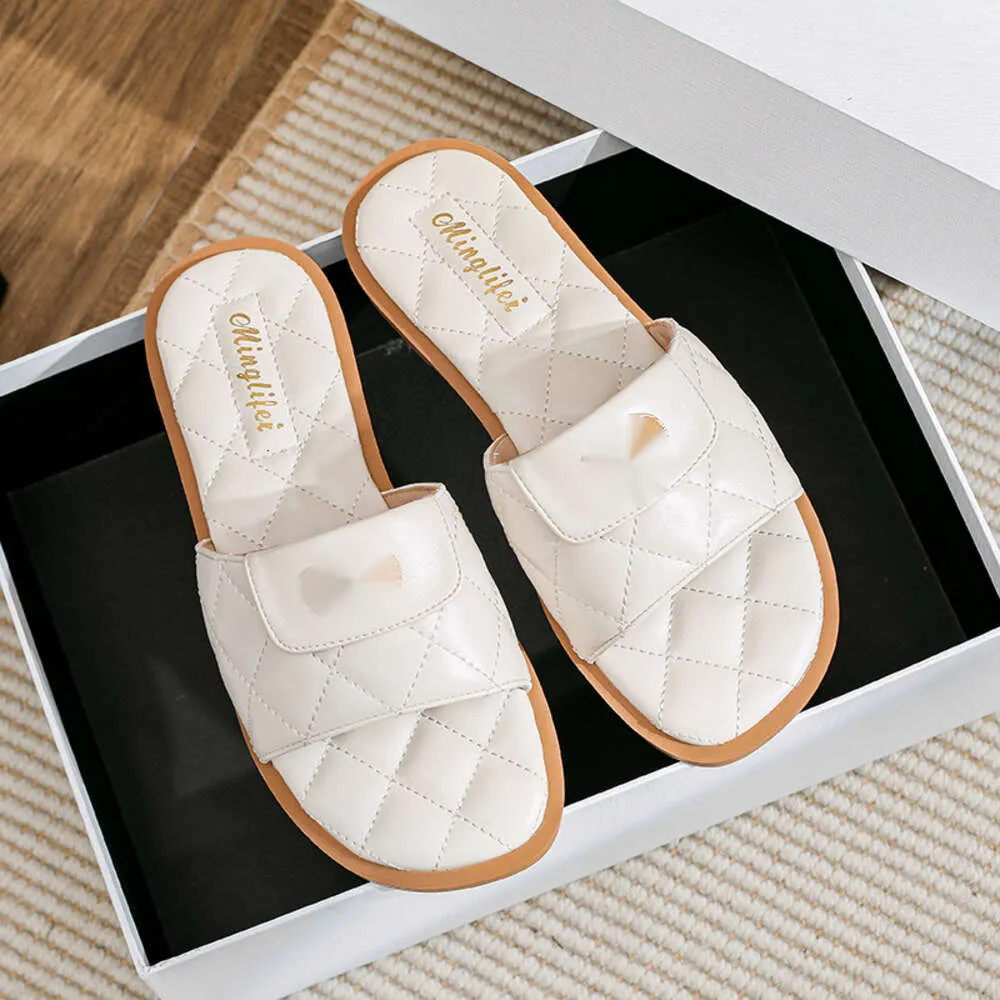 2023 Summer New One Line Square Head Simple and Versatile Beach Slippers for Women Wearing Flat Bottom Large Size Sandals for Women