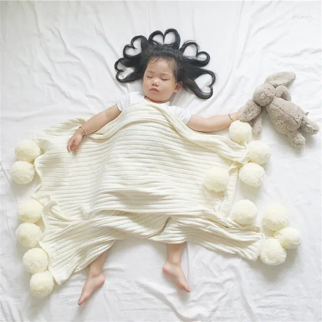 Filtar stickat baby filt för Borns Winter Cotton Swaddle Warp med Wool Ball Children Products Barn Badhandduk Pograf