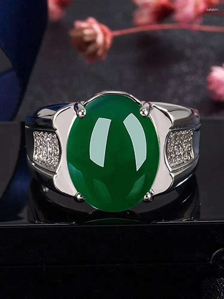 Anelli a grappolo Stile etnico retrò Prepotente Anello di calcedonio verde Anello da uomo di lusso leggero tempestato di diamanti in agata con zirconi