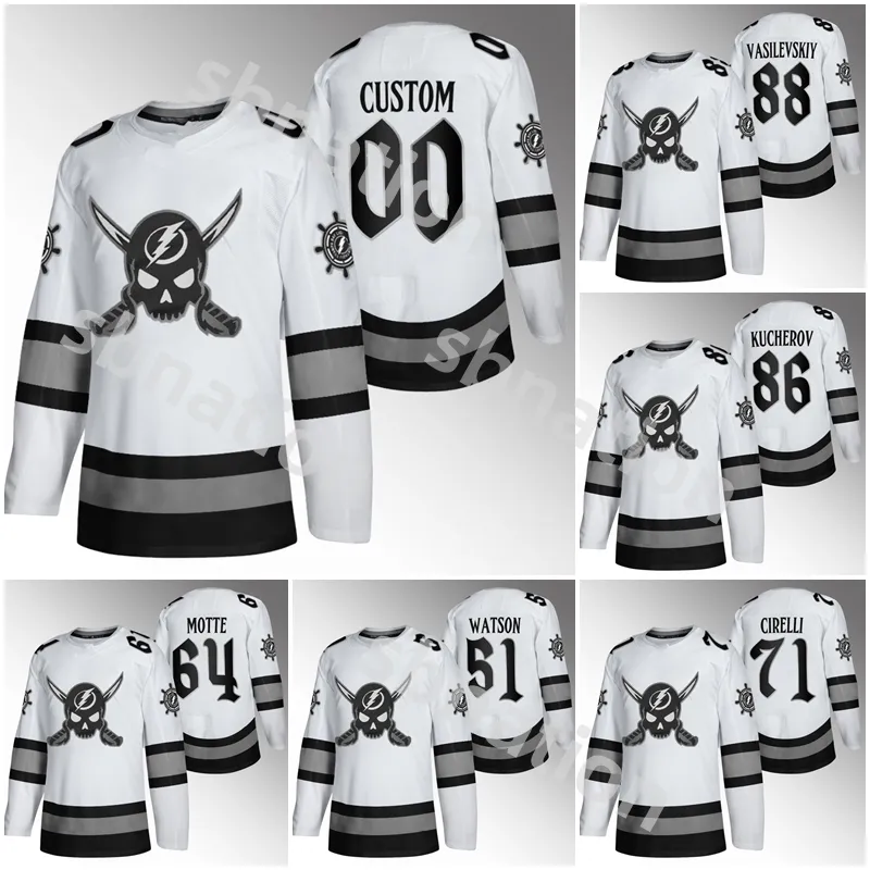 Lightnings Gasparilla a inspiré le maillot blanc en édition limitée 2024 Tampa Bay 86 Nikita Kucherov 88 Andrei Vasilevskiy 64 Tyler Motte 51 Austin Watson Maillot de hockey