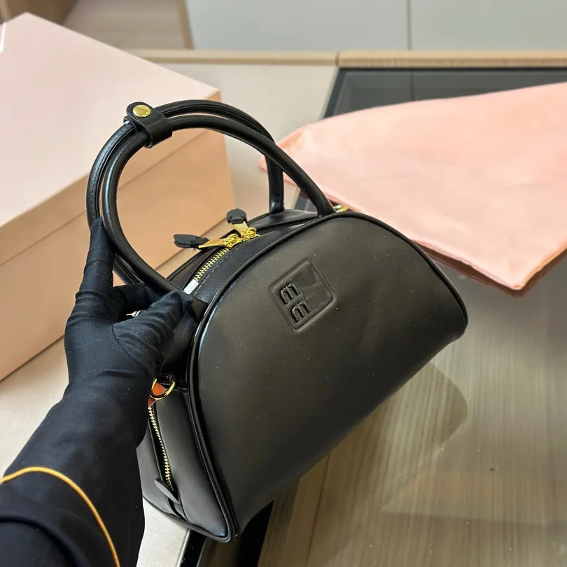 Beroemde ontwerper Solid Color Ritsed Shoulder Bag voor make-up van dames, handtas voor dating, winkelen, toerisme, sport, hoogwaardige handtas voor woon-werkverkeerslijtage