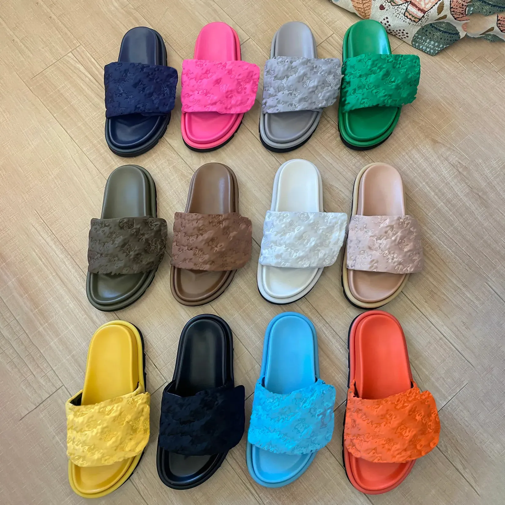 Designer d'été Slippers Sandales Pool Pool Oreiller Flat Comfort Mule Mule Fashion Femmes Sliders Brotte avant Chaussures de plage Black Blanc Jaune Jaune Brown Taille 35-44