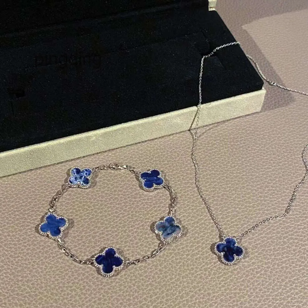 Jewelry Designer Chain Van Four Leaf Clover Bracelet Cleef Van Bracelets 2024 Christmas New Product Clover Women Luxury Peter Stone Blue Pendant Necklace High Quali