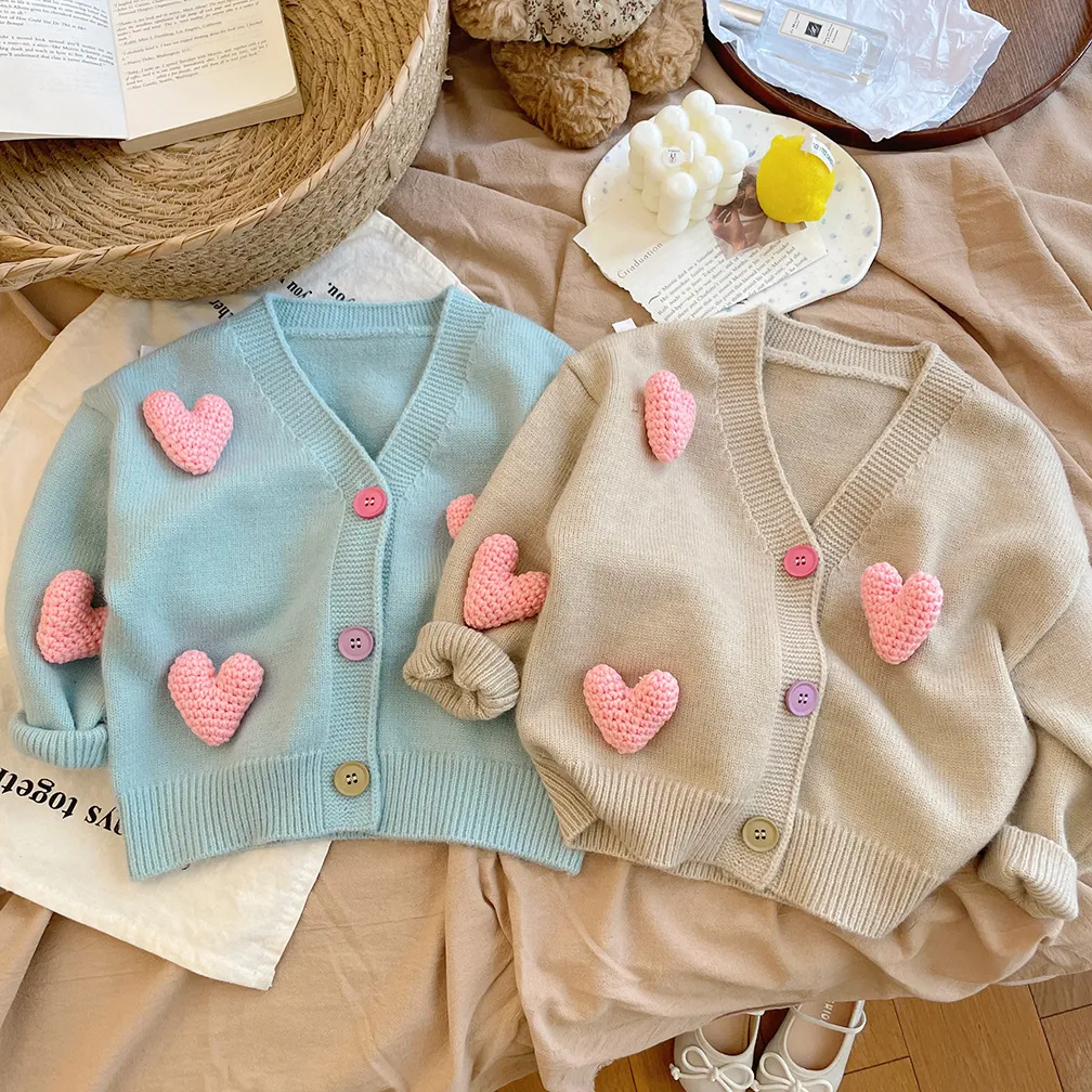 Filles stéréo amour coeur applique cardigan enfants col en V à manches longues pull tricoté vêtements d'extérieur 2024 printemps enfants vêtements de princesse Z6835