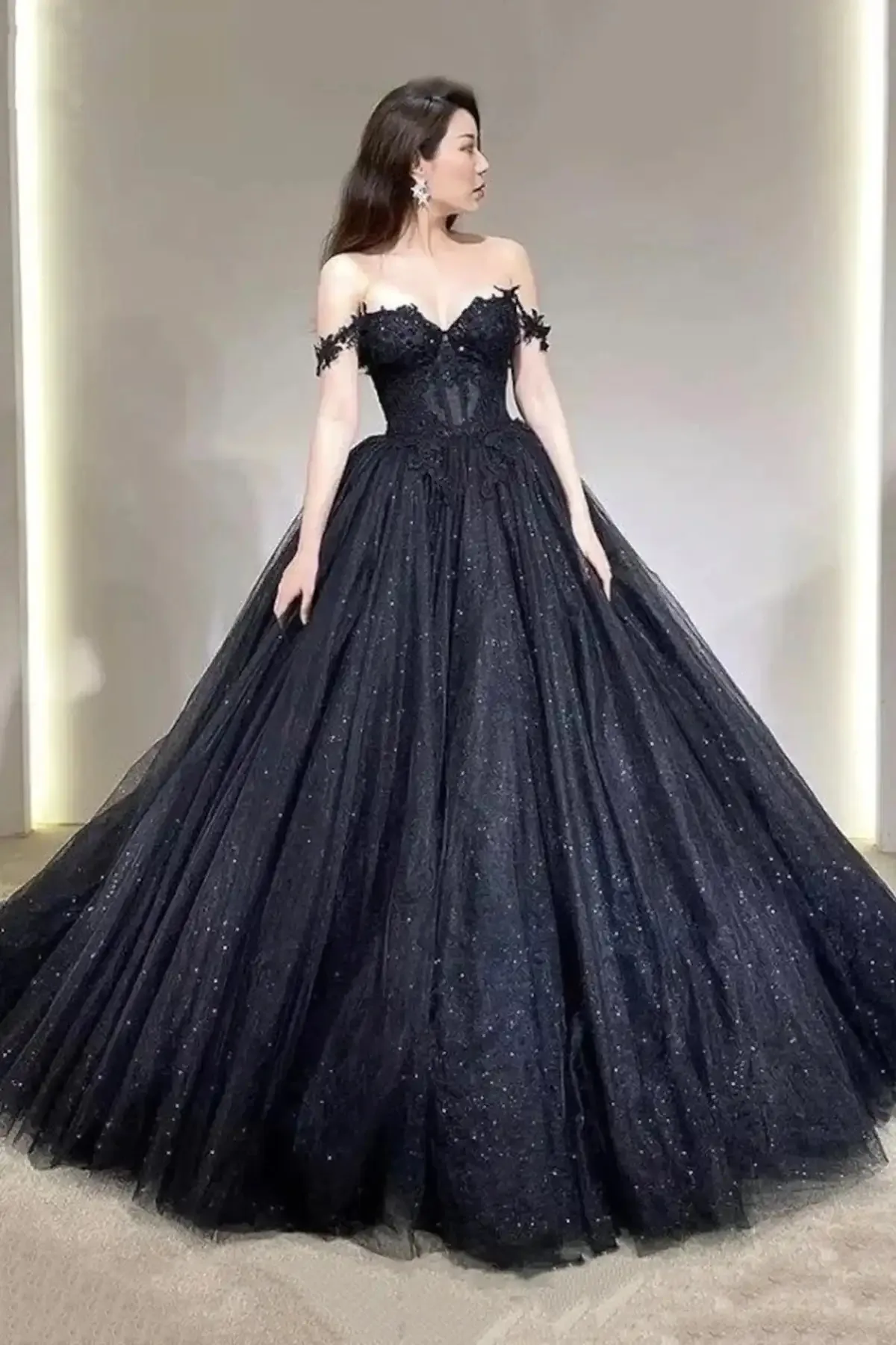 Abiti da sposa gotici neri A Line Glitter con paillettes Tulle al largo della spalla Abiti da sposa lunghi Applicazioni in pizzo Abito da sposa corsetto senza maniche 2024 Più nuovo