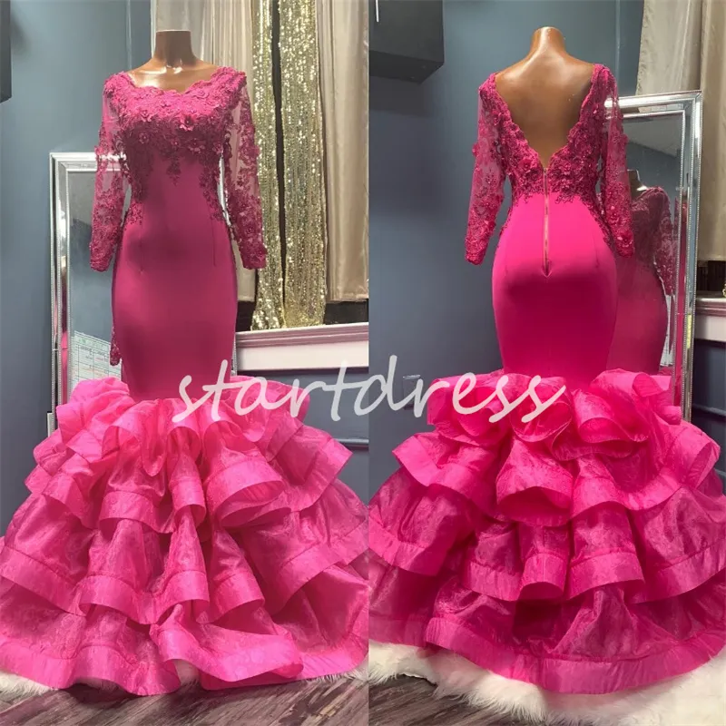 Splendido abito da ballo a sirena fucsia con fiori 3D Scollo rotondo O collo a maniche lunghe Abiti da sera in pizzo Elegante ragazza nera con volant a strati Abito formale Abito da festa senza schienale