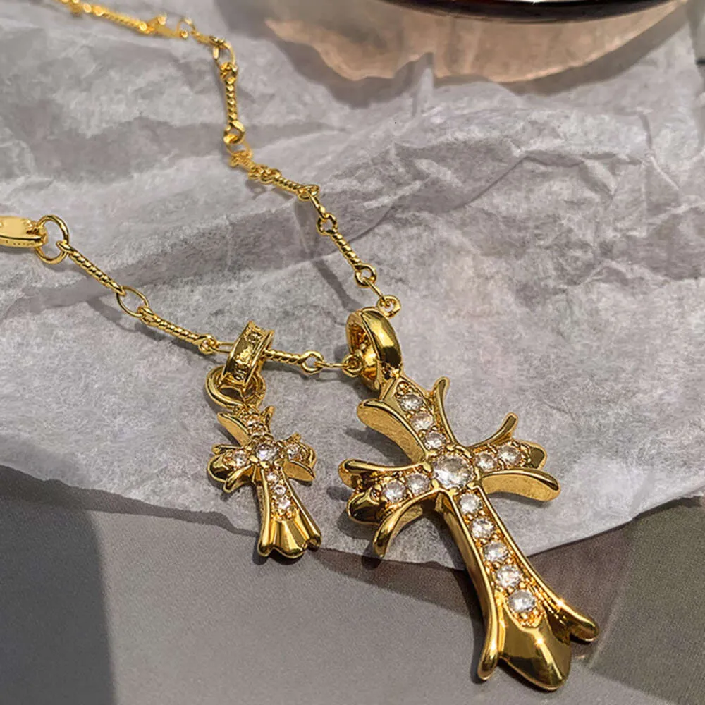 2024 Designer Brand Croce CH Collana per le donne Cromi di lusso Doppio ciondolo moda Piccola ragazza alta Maglione Catena Cuore Uomini Gioielli classici Neckchain XZIQ