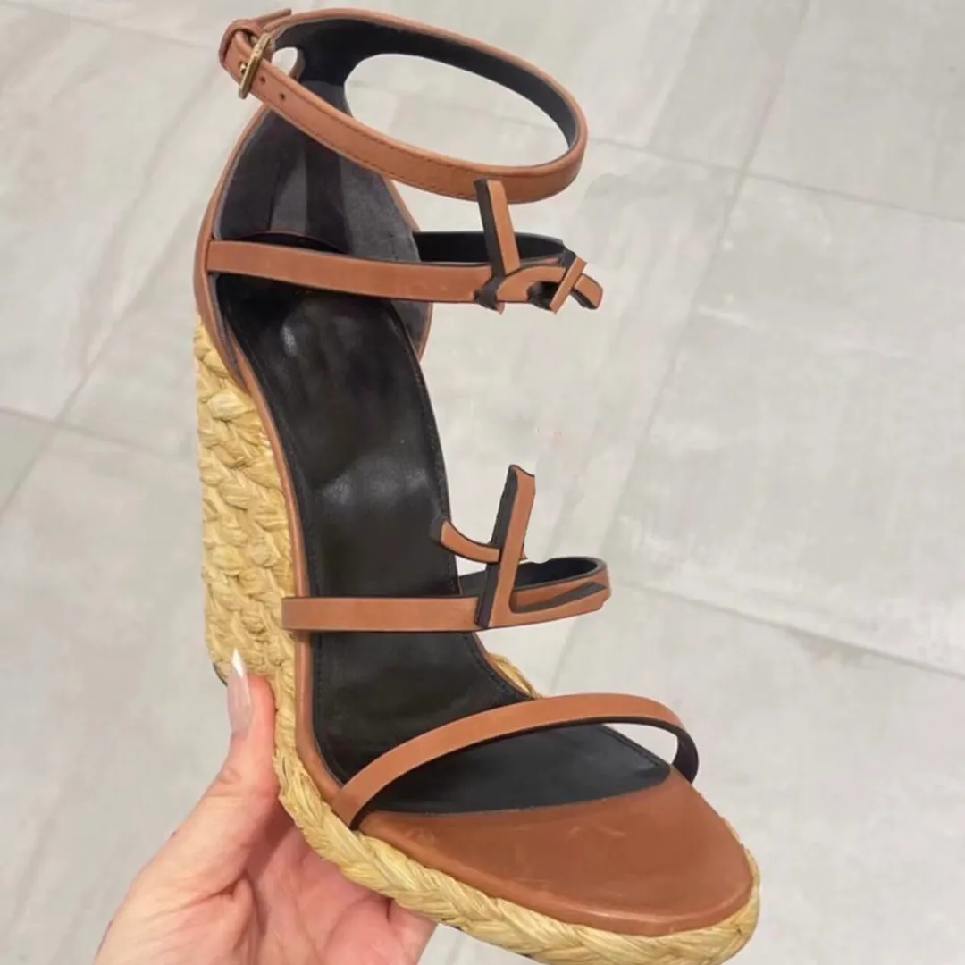 Sandaler berömda designer kvinnors kil klackar klänning skor bokstav kvalitet vävd läder sandal lyxiga slingbacks 10.5 cm hög klack kväll fabrikskor