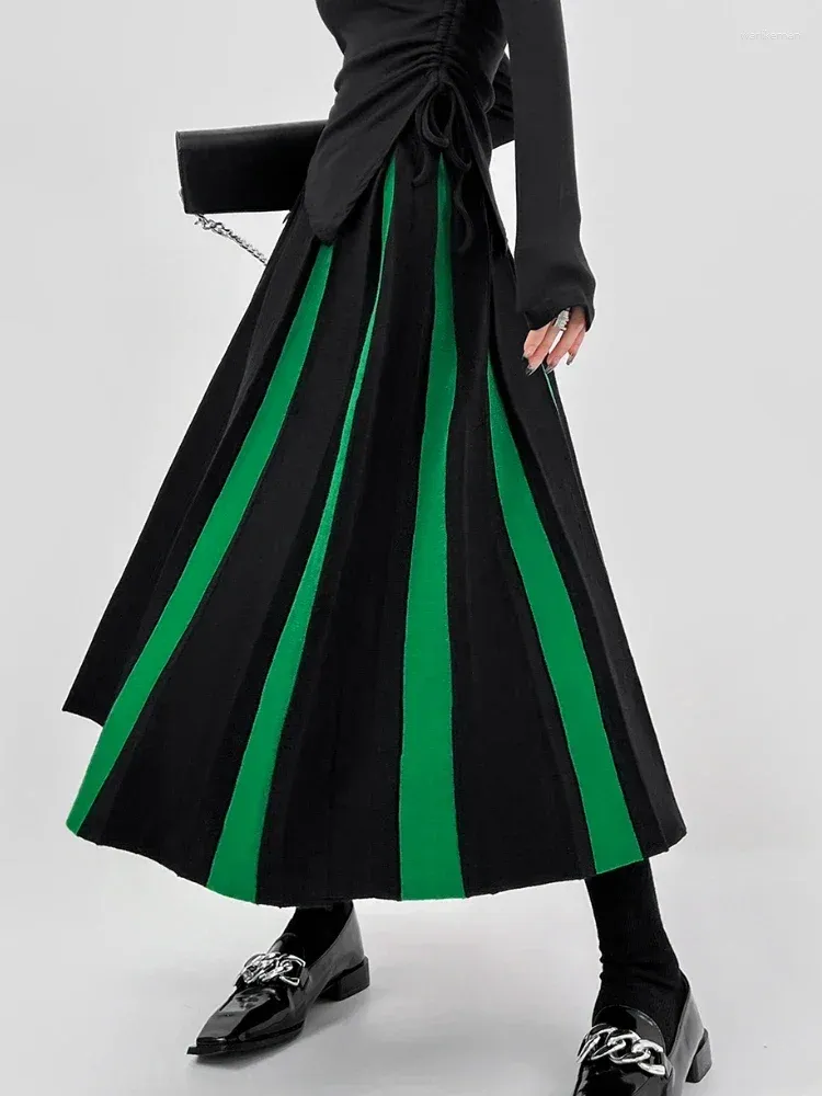 スカートファッションニット女性の黒い白い色マッチング垂直ストライプかぎ針編みスカート冬の肥厚ハイウエストスリム