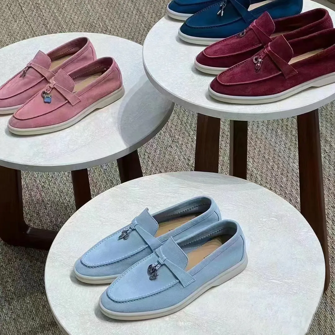 2024 Novos sandálias de sandálias masculinos sapatos casuais loro designer de verão a praia de praia de praia mocassins para feminino piana borracha lã de couro infantil tamanho 32-46