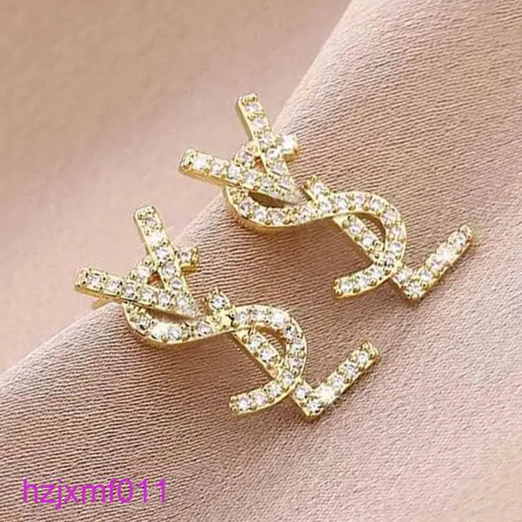 Q3md Stud 18k Gold Plated Austrian Crystal Letter Earrings for Women European and Usa Popular Simple Designer Wedding Bride Jewelry Gift