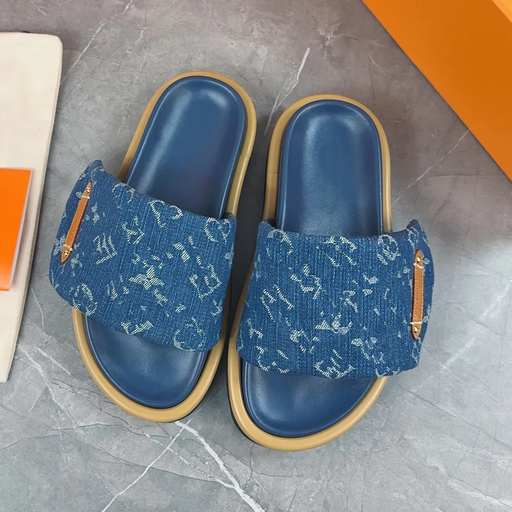 Slipare Designer Slides Women Platform Beach Scuffs Shoes Denim präglad mjuk platt 10A