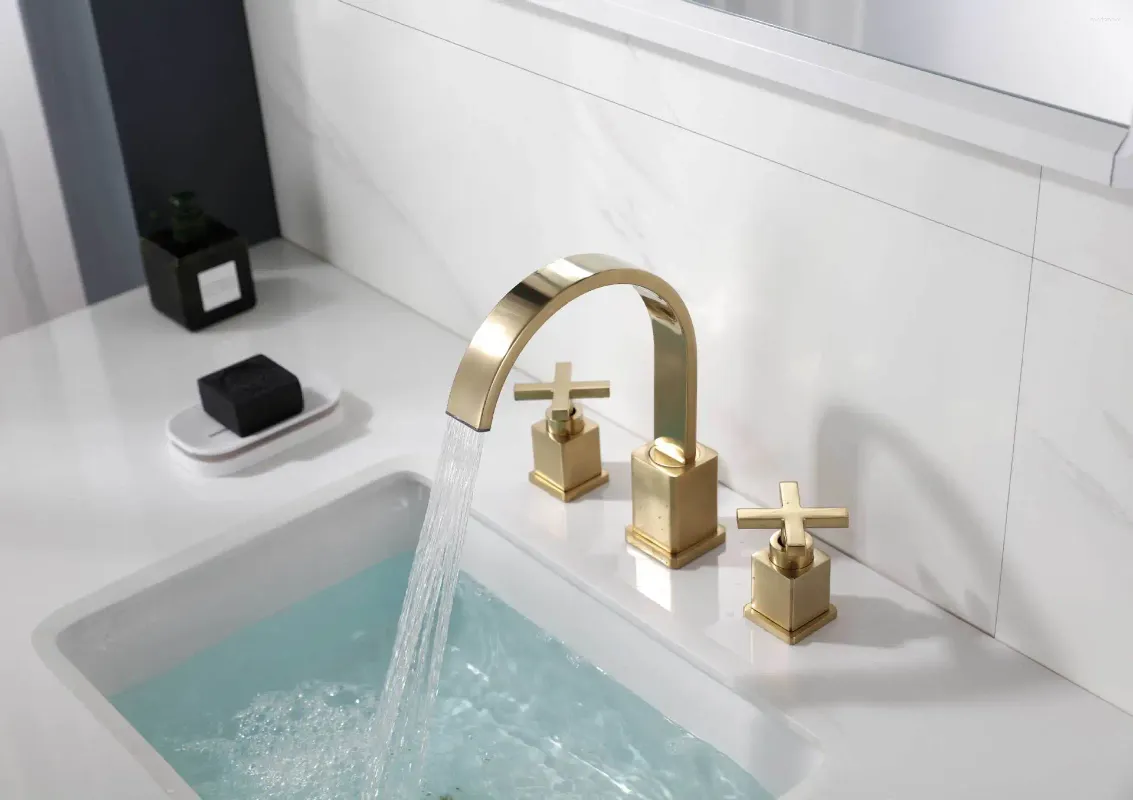 Rubinetti per lavandino del bagno Rubinetto in oro spazzolato in ottone di alta qualità Rubinetto per lavabo a tre fori con due maniglie Rubinetto per acqua fredda alla moda