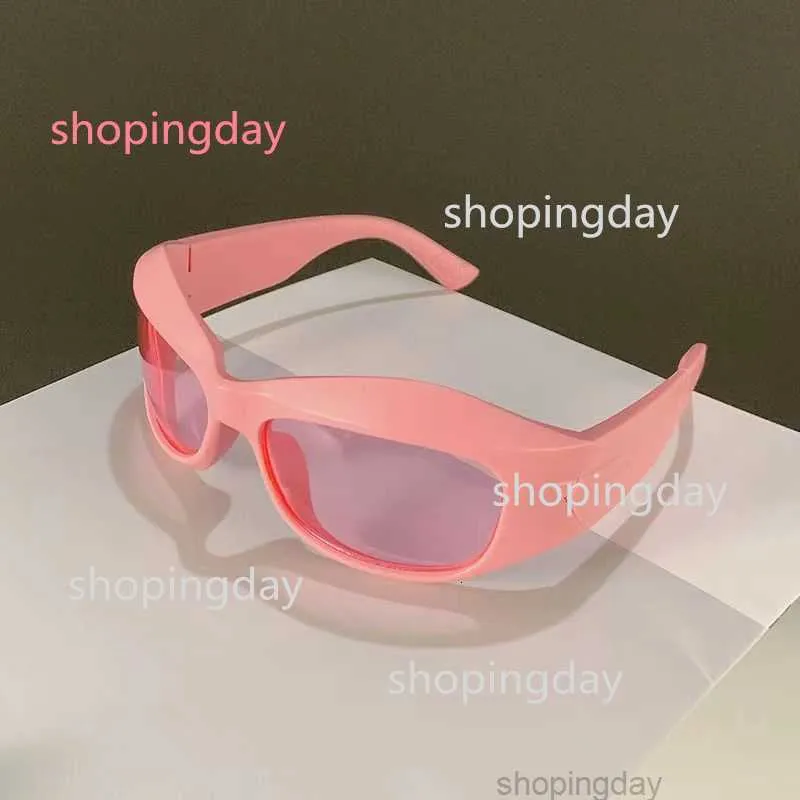 Solglasögon Fashion Punk Sports 2024 Luxury Designer Silver Mirror Y2K Sun Glasses Men Women Bat Rectangle 2000s Eyewear 012erp