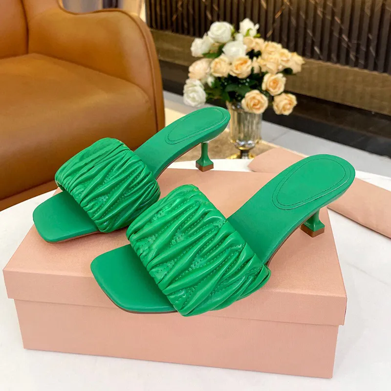 البغال الصيفية هريرة الكعب البغال مفتوحة إصبع القدم على شرائح حلوة Winkle Leather Runway Slippers فاخر الكعب أحذية Femme