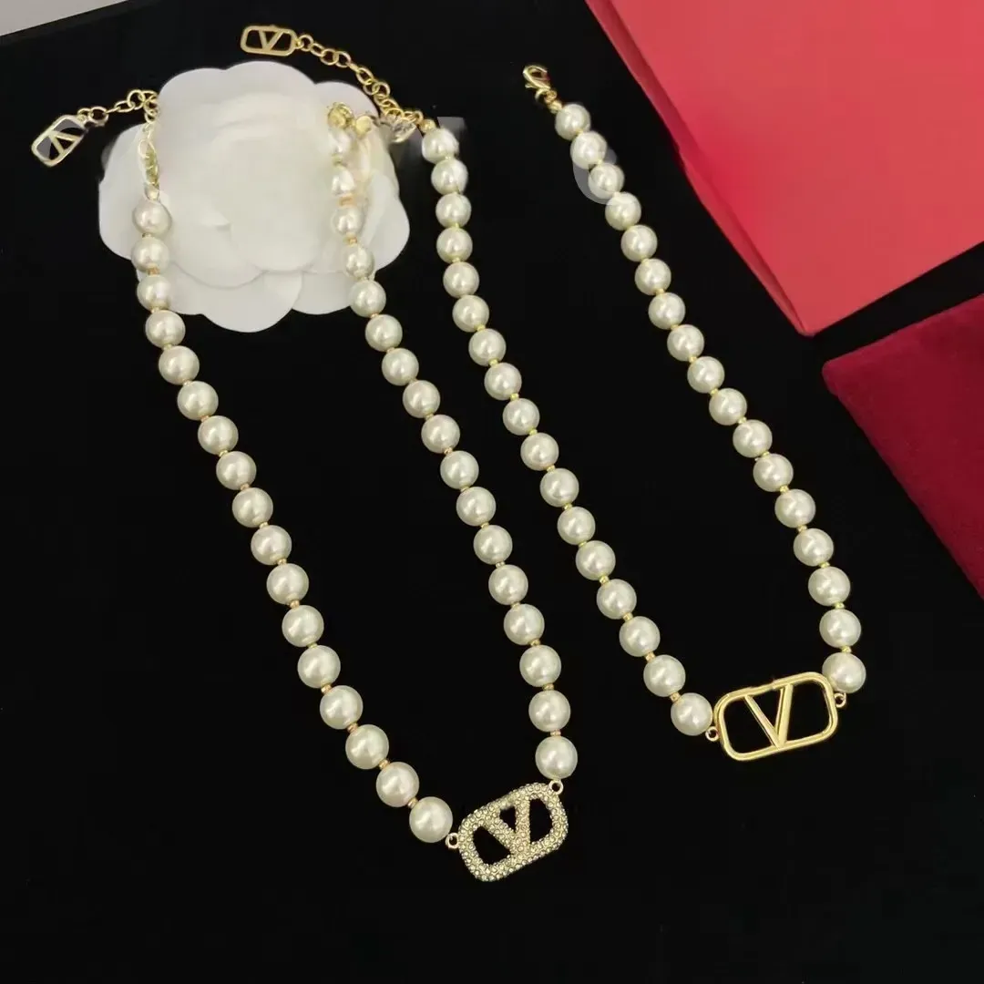 2023 Collier de perles de conceptions maîtres, couloir à la mode pour la fête de mariage Travelostume Bijoux Colliers Valentino