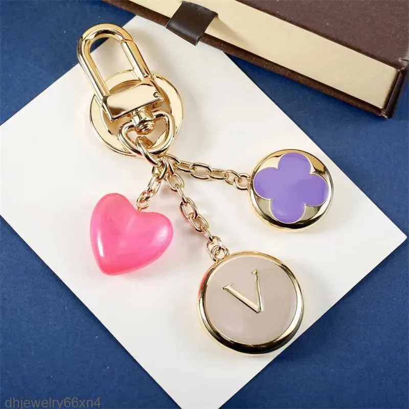 Designer Keychain Womens Pink Heart Key Ring Luxury Classic Letters Portachiavi Gold Chain Fashion Bag Charm 6A19 JK88
