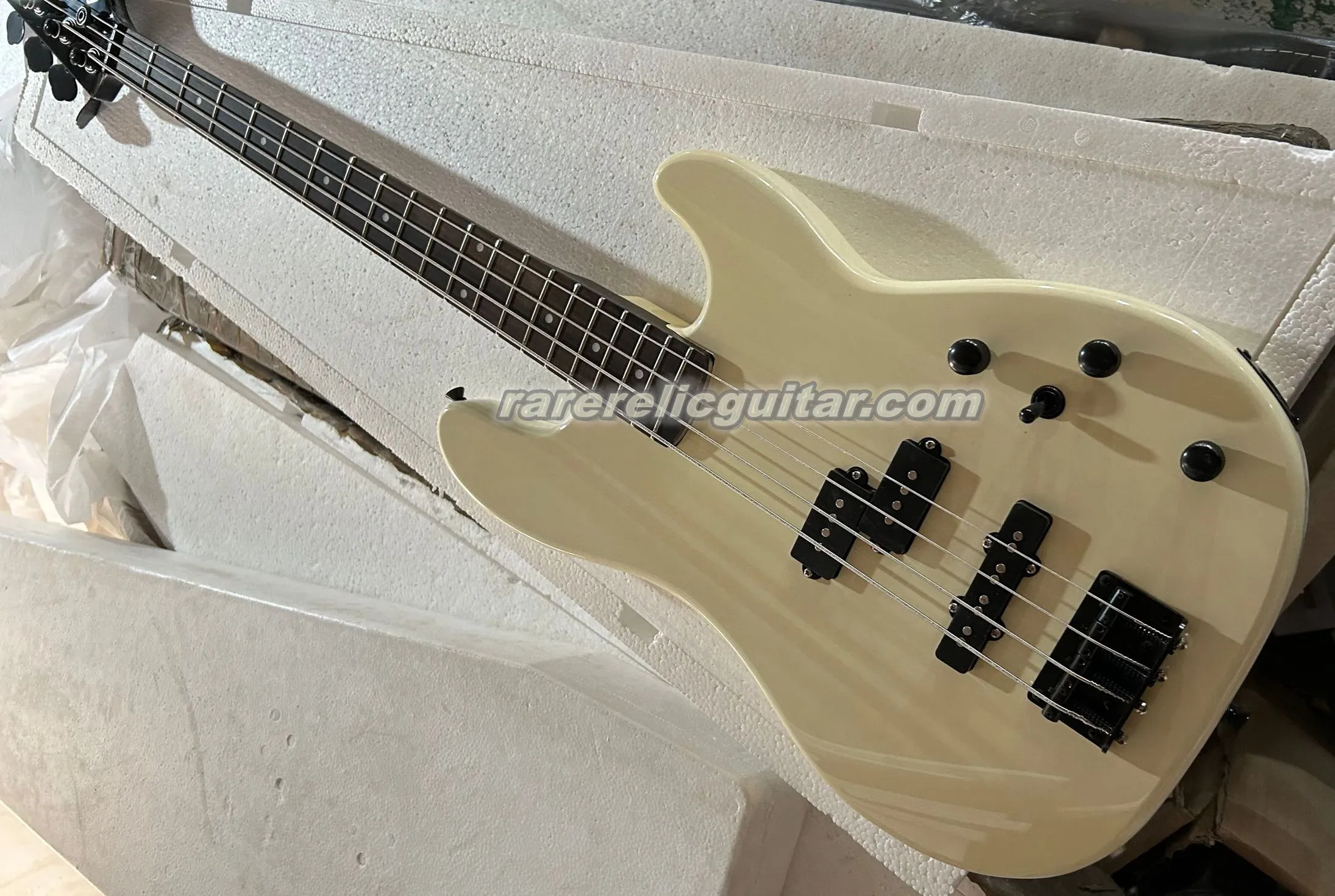 Op voorraad 4 snaren Duff Mckagan Precision Bass Cream White elektrische basgitaar Skull Bone gegraveerde nekplaat Zwarte kop Zwarte hardware